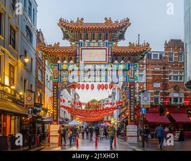 China Town Eingang Bogen in Wardour Street. London. Stockfoto