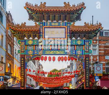 China Town Eingang Bogen in Wardour Street. London. Stockfoto