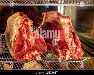 In einem Fenster des britischen Steakrestaurants werden Fleischstücke ausgestellt. Stockfoto