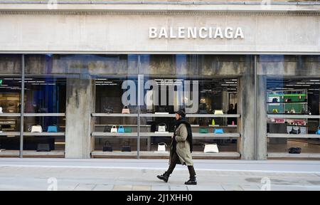 New Bond Street, London, Großbritannien. 28. März 2022. Eröffnungstag für den neuen Flagship-Store Balenciaga im architektonischen Stil des Betonbauers Brutalist. Quelle: Malcolm Park/Alamy Live News. Stockfoto