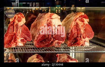 In einem Fenster des britischen Steakrestaurants werden Fleischstücke ausgestellt. Stockfoto