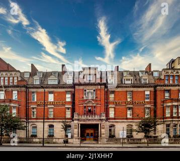 Außengebäude façade des Moorfields Eye Hospital in der City Road, London. Stockfoto