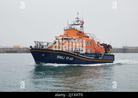 Dover, Kent, Großbritannien. 28.. März 2022: Migranten werden an einem kalten Misty-Tag vom RNLI-Rettungsboot am Hafen von Dover an Land gebracht, nachdem sie im Ärmelkanal gerettet wurden. Kredit: adp-Nachrichten/Alamy Live Nachrichten Stockfoto