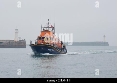 Dover, Kent, Großbritannien. 28.. März 2022: Migranten werden an einem kalten Misty-Tag vom RNLI-Rettungsboot am Hafen von Dover an Land gebracht, nachdem sie im Ärmelkanal gerettet wurden. Kredit: adp-Nachrichten/Alamy Live Nachrichten Stockfoto