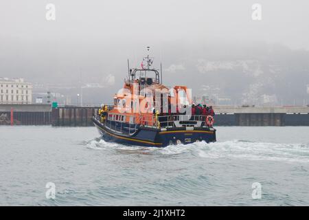 Dover, Kent, Großbritannien. 28.. März 2022: Migranten werden an einem kalten Misty-Tag vom RNLI-Rettungsboot am Hafen von Dover an Land gebracht, nachdem sie im Ärmelkanal gerettet wurden. Kredit: adp-Nachrichten/Alamy Live Nachrichten Stockfoto