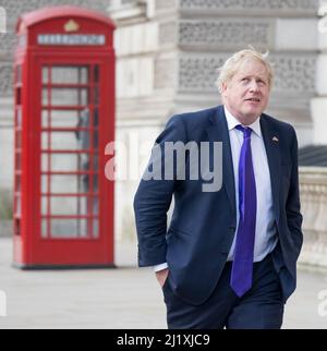 London, Großbritannien. 28. März 2022. Der britische Premierminister BORIS JOHNSON wird in Westminster zu Fuß gesehen. Letzte Woche hat die Bundeskanzlerin die Frühjahrserklärung IS abgegeben, die eine Reihe von Maßnahmen zur Linderung der wachsenden Lebenshaltungskosten umfasst. Bildnachweis: Ben Cawthra/Sipa USA **KEINE Verkäufe in Großbritannien** Bildnachweis: SIPA USA/Alamy Live News Stockfoto