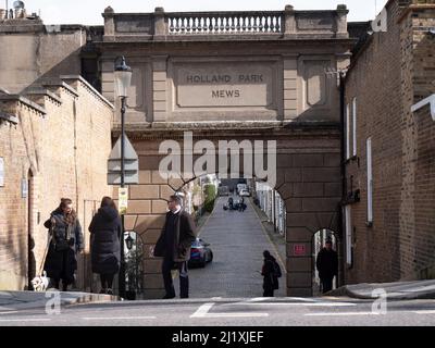 Holland Park Mews, gepflasterte Straße im Holland Park, West London, Großbritannien, mit Fußgängern im königlichen Stadtteil Kensington und Chelsea London Stockfoto