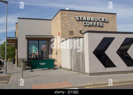 EXETER, DEVON, Großbritannien – 21. SEPTEMBER 2021 hinter Starbucks Coffee, Alphington Road, Marsh Barton Stockfoto