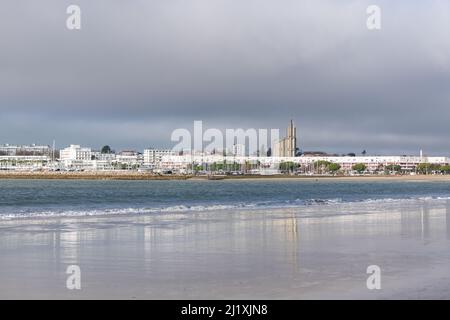 Royan, der Strand, mit der Kathedrale im Hintergrund, mit Reflexion im Wasser Stockfoto