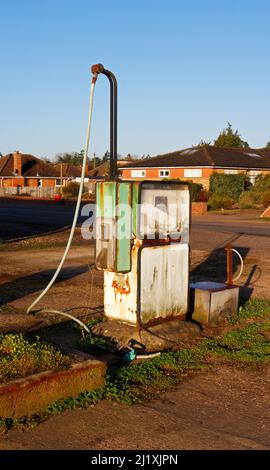 Eine alte rostende und nicht mehr genutzte Benzinpumpe auf dem freigeworfenen Gelände in Hellesdon, Norfolk, England, Großbritannien. Stockfoto