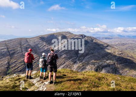 Wanderer, die Rhinog Fawr von Rhinog Fach aus in der Rhinogs Range im südlichen Snowdonia National Park betrachten. Nantcol, Gwynedd, Nordwales, Großbritannien Stockfoto