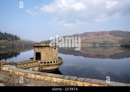 Wasserauslaufturm auf dem Ladybower Reservoir Damm, im Dark Peak des Peak District, Derbyshire, Großbritannien Stockfoto