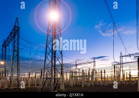 Elektrisches Umspannwerk in Asuncion, Paraguay bei Sonnenaufgang Stockfoto