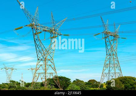 Stromleitungen aus einem Itaipu-Staudamm, Parana State, Brasilien Stockfoto