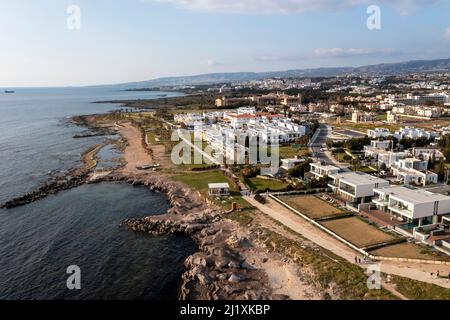 Luftaufnahme von Paphos Stadtstrand und Kefalos Strandwohnungen, Kato Paphos, Paphos, Republik Zypern. Stockfoto