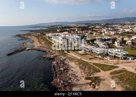 Luftaufnahme von Paphos Stadtstrand und Kefalos Strandwohnungen, Kato Paphos, Paphos, Republik Zypern. Stockfoto