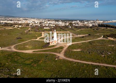 Luftaufnahme des Leuchtturms von Paphos und des Archäologischen Parks, Paphos, Republik Zypern. Stockfoto