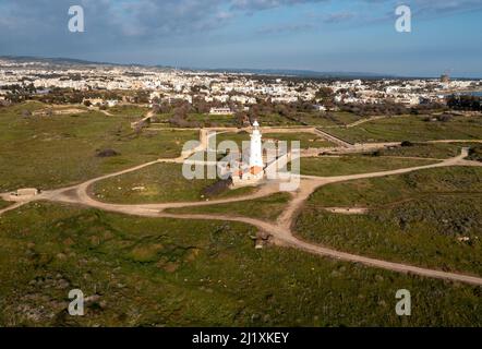 Luftaufnahme des Leuchtturms von Paphos und des Archäologischen Parks, Paphos, Republik Zypern. Stockfoto