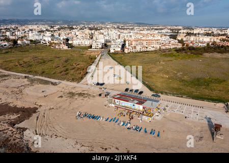 Luftaufnahme des Strandes und Cafés des Leuchtturm von Paphos, Paphos, Republik Zypern Stockfoto