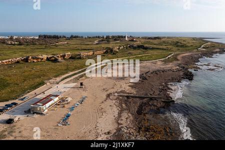 Luftaufnahme des Leuchtturmstrandes von Paphos und des Archäologischen Parks von Paphos, Republik Zypern. Stockfoto