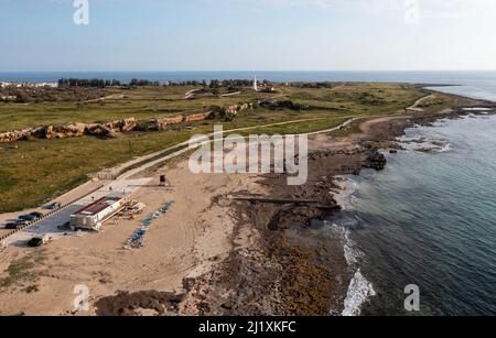 Luftaufnahme des Leuchtturmstrandes von Paphos und des Archäologischen Parks von Paphos, Republik Zypern. Stockfoto