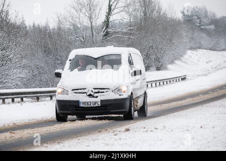 Gefährliche Reisekonditonen im Schnee auf der A419 außerhalb von Cirencester. Stockfoto