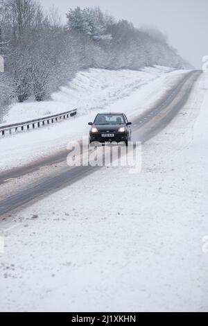 Gefährliche Reisekonditonen im Schnee auf der A419 außerhalb von Cirencester. Stockfoto