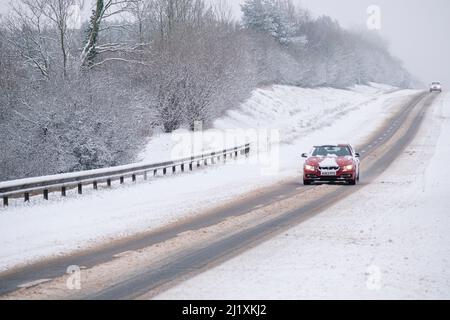 Gefährliche Reisekonditonen im Schnee auf der A419 außerhalb von Cirencester. Stockfoto