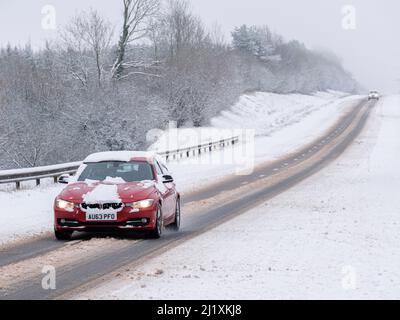 Gefährliche Reisekonditonen im Schnee auf der A419 außerhalb von Cirencester. Stockfoto