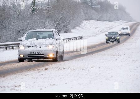 Gefährliche Reisekonditonen im Schnee auf der A419 außerhalb von Cirencester. Stockfoto