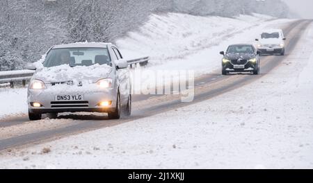 Gefährliche Reisekonditonen im Schnee auf der A419 außerhalb von Cirencester. Stockfoto