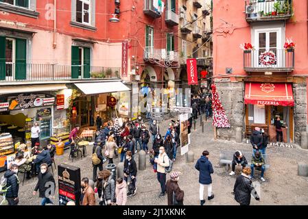 NEAPEL, ITALIEN - 2. JANUAR 2022: Enge Straßen des historischen Zentrums, überfüllt von Touristen in der Altstadt von Neapel, Kampanien, Italien Stockfoto