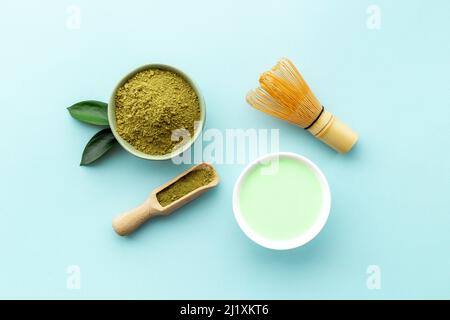 Matcha-Tee. Teezeremonie mit trockenem Pulver und heißem Getränk Stockfoto