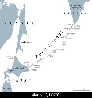 Kurilinseln, graue politische Landkarte. Ein vulkanischer Archipel Teil der Sachalin Oblast im russischen Fernen Osten. Erstreckt sich von Hokkaido in Japan bis Kamtschatka. Stockfoto