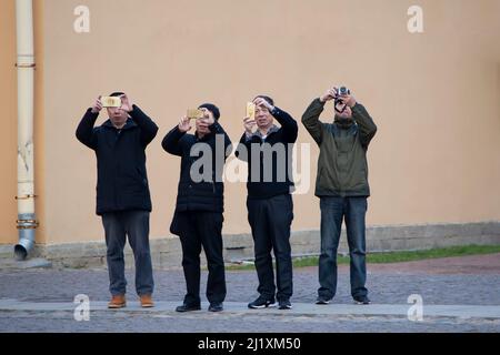 Moskau, Russland, 27. Oktober 2018. City Street. Chinesische Touristen fotografieren Sehenswürdigkeiten. Stockfoto