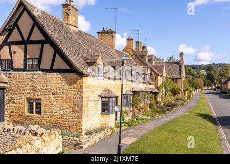 Eine Reihe alter Steinhütten in der High Street im Cotswold-Dorf Broadway, Worcestershire, England Stockfoto