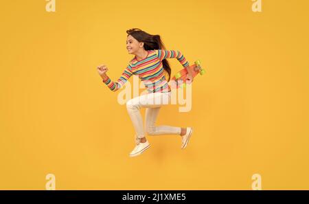 Glücklich energisch teen Mädchen Skateboarder springen mit Penny Board Skateboard, Pennyboard Stockfoto