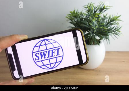 KONSKIE, POLEN - 26. März 2022: SWIFT - Society for Worldwide Interbank Financial Telecommunication Logo auf Mobiltelefon angezeigt Stockfoto