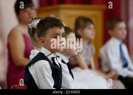 Eine Gruppe von Kindern bei einer Matinee im Kindergarten. Stockfoto