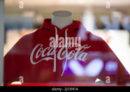 Weißrussland, Gomil, 19. Dezember 2020 Schaufenster. Teil eines roten Sweatshirts mit der Aufschrift Coca Cola. Stockfoto