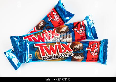 4.Mai 2021. New York. Twix-Kekse mit Milchschokolade auf weißem Hintergrund isoliert beschichtet. Stockfoto