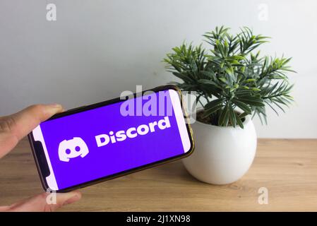 KONSKIE, POLEN - 26. März 2022: Logo des sozialen Netzwerks Discord auf dem Mobiltelefon Stockfoto