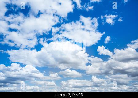 Große Wolken Rollen über den abluen Himmel. Stockfoto