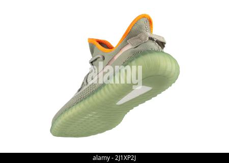 Grüner Lappen Sneaker isoliert auf weißem Hintergrund. Günstige Sportschuhe. Stockfoto