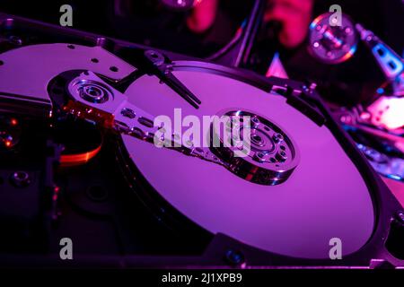 Nahaufnahme des offenen Gehäuses einer Computerfestplatte, die die Disc und die internen Funktionen zeigt. Stockfoto