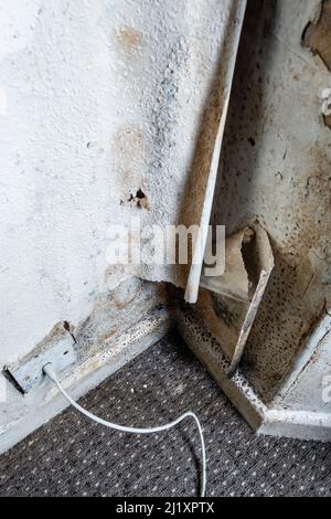 Schrecklich feucht und Schimmel an den Wänden und an der Decke eines Miethauses, das den vorderen Raum bedeckt. Stockfoto