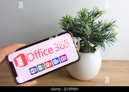 KONSKIE, POLEN - 26. März 2022: Das Microsoft Office 365-Logo wird auf dem Mobiltelefon angezeigt Stockfoto