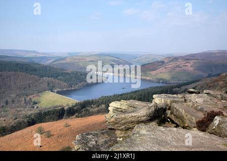 Blick auf das Ladybower Reservoir vom Bamford Edge im Dark Peak des Peak District, Derbyshire, Großbritannien Stockfoto