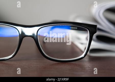 Eine Brille mit blauen Lichtschutzlinsen Stockfoto