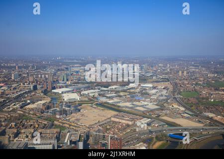 Blick auf Canning Town und West Ham und Stratford im East London Docklands-Gebiet, von einem Flugzeugfenster aus gesehen, auf den Landeanflug des London City Airport, E Stockfoto